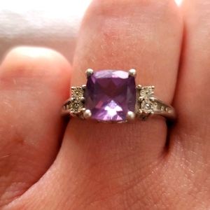 Fashion ring with amethyst stone and crystals